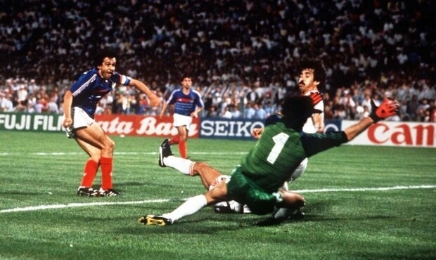 Bàn thắng ở phút 90 giúp Pháp vào chung kết Euro