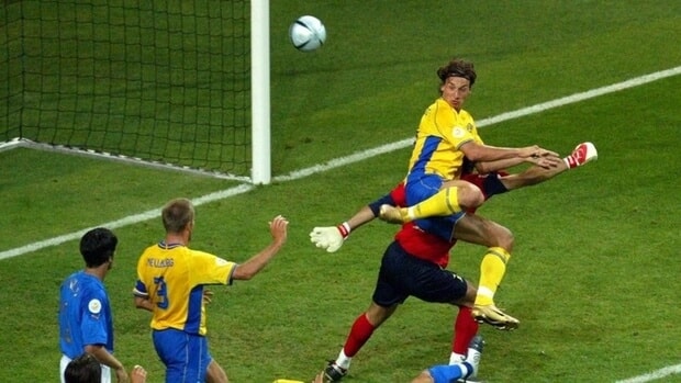 Khoảnh khắc kinh điển của mùa giải Euro 2004